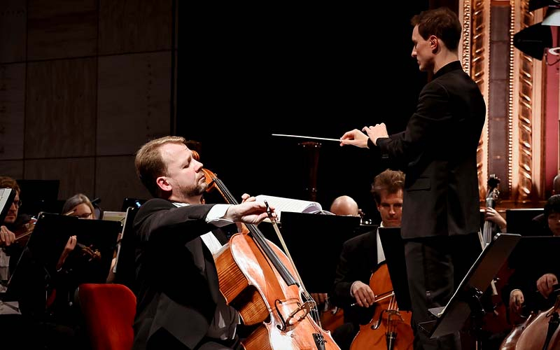 Der Dirigent Robert Kružík als Solo-Cellist