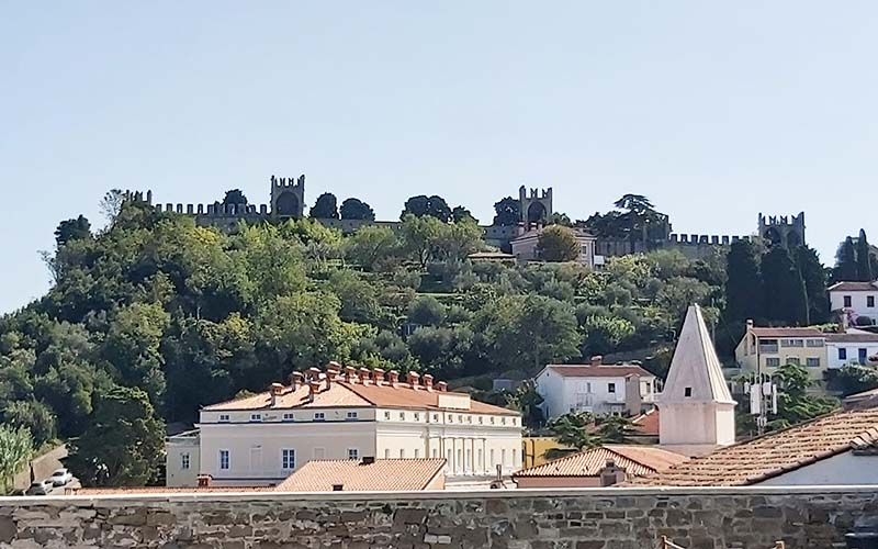 Blick vom Tartini-Platz zur Stadtmauer