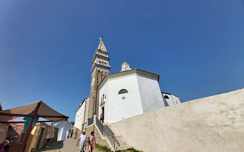 Bergauf geht es nicht nur zur Stadtmauer, sondern auch zur Georgskirche