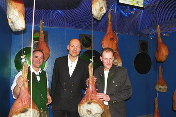 Koarl Thaller, Wolfgang Wieser und Franz Habel mit jeder Menge des köstlichen Schinkens im Schinkenreiferaum der Therme