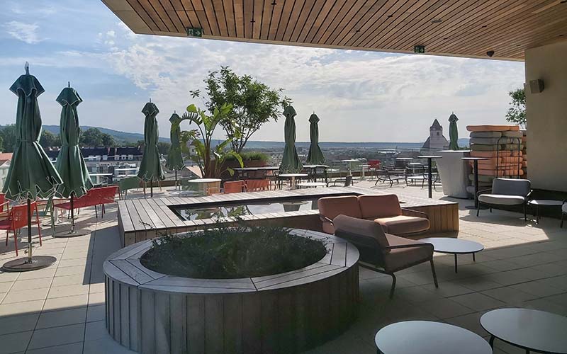 Die Terrasse der Rooftop-Bar