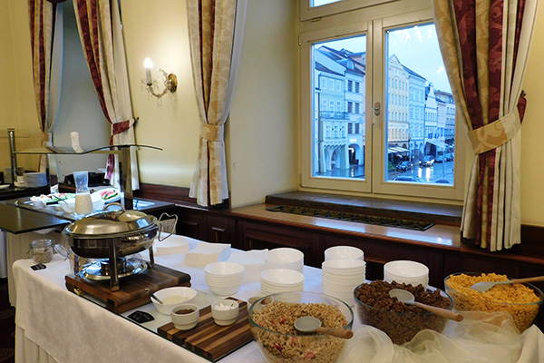Der Blick aus dem Frühstücksraum auf den wunderschönen Hauptplatz von Budweis