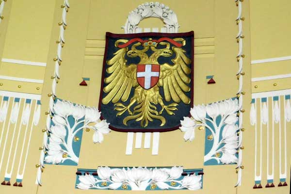 Die Wappen in der Kuppel des Prager Hauptbahnhofs