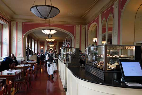 Blick ins Café Louvre