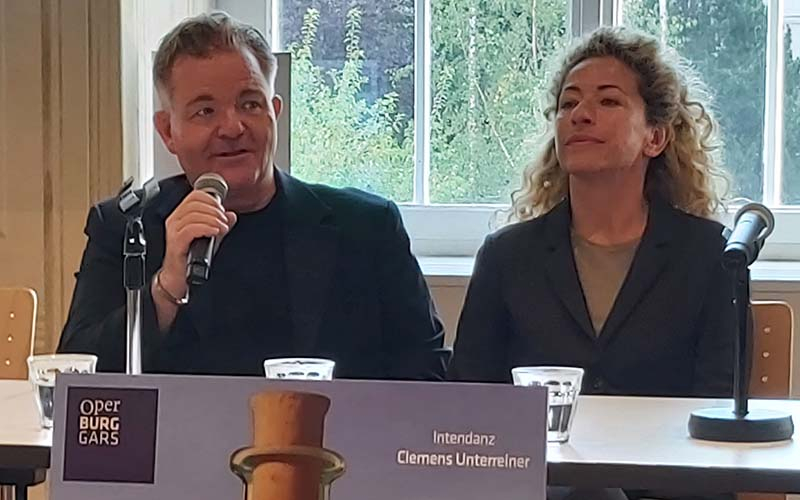 Das Regieduo Carolin Pienkos und Cornelius Obonya