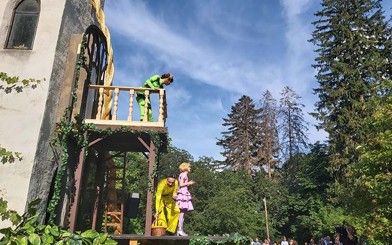 Hoch oben im Turm wohnt Rapunzel mit dem Chamäleon Lucy