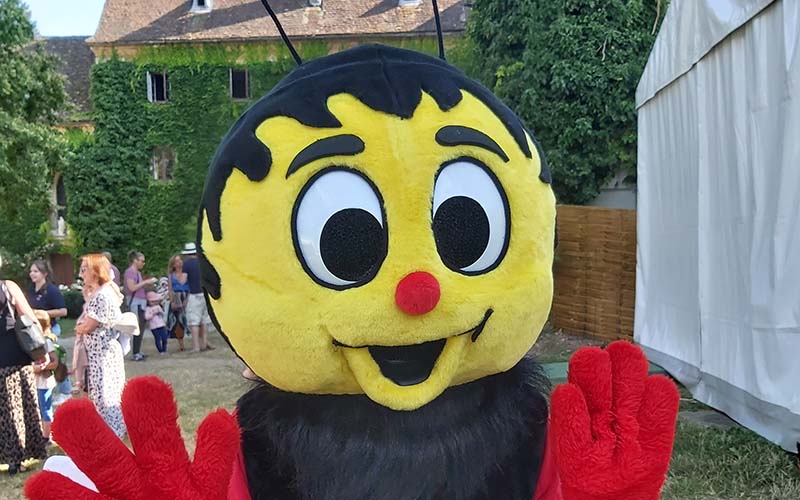 "Sumsi" ist auch wieder dabei und begrüßt die Gäste
