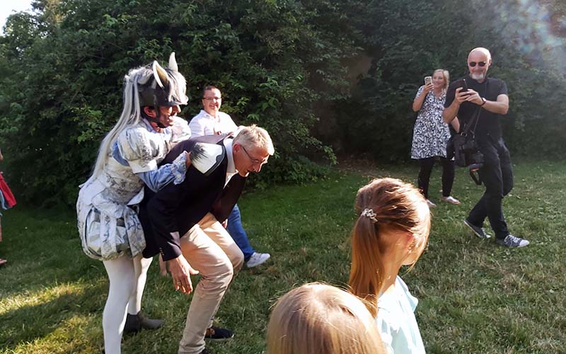 Wenn der Prinz sein Pferd nicht trägt, dann muss jemand aus dem Publikum einspringen