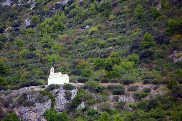 Kleine Kirchen und Kapellen an den Hängen des Biokovo-Gebirges
