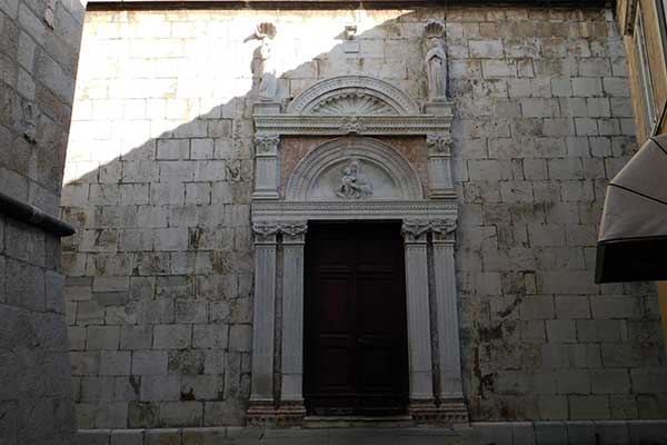 Das Eingangstor zur Pfarrkirche 