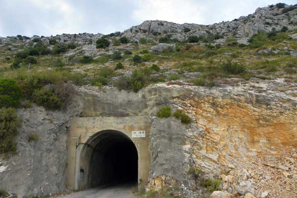 Der Blick auf die andere Seite der Tunneleinfahrt