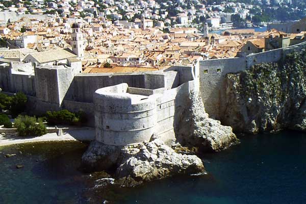 Blick auf die Stadtmauer von der Festung