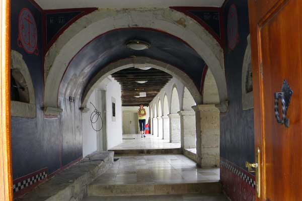 Im Kloster Krka