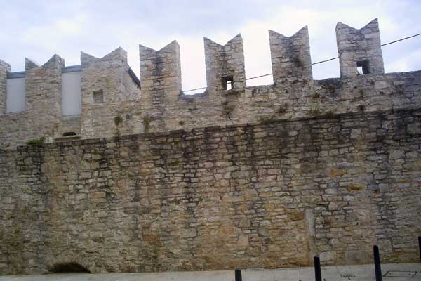 Die Stadtmauer von Novigrad