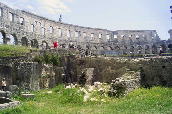 Das Amphitheater von Pula