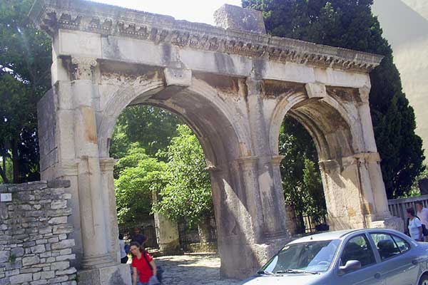 Das Doppeltor und ein Stückchen Stadtmauer in Pula