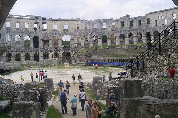 Blick in die Arena des Amphitheaters in Pula