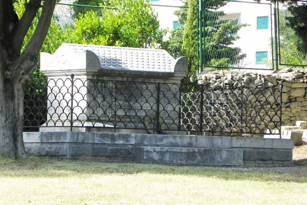 Das Grabmal von  Frane Bulić in der Manastirine