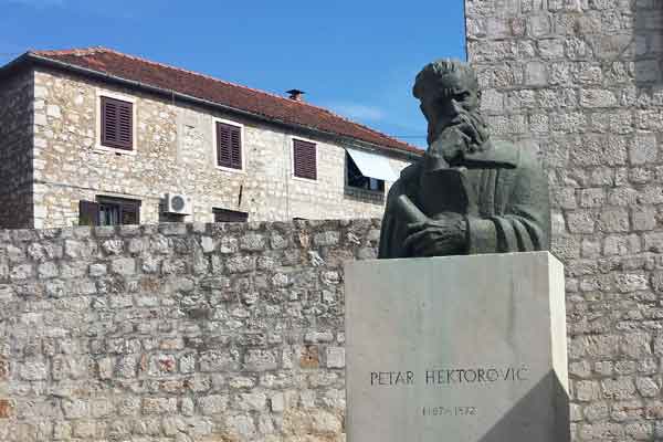 Das Denkmal des Poeten Petar Hektorović