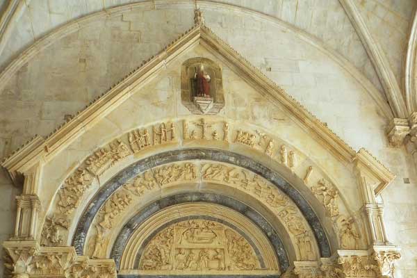 Das Radovan Portal der Kathedrale von Trogir