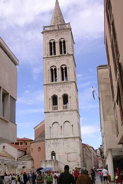 Der Glockenturm der Kirche der Heiligen Anastasia