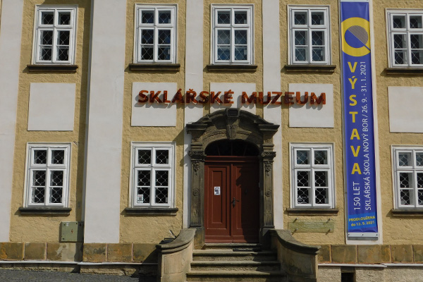 Blick auf das Glasmuseum in Nový Bor 