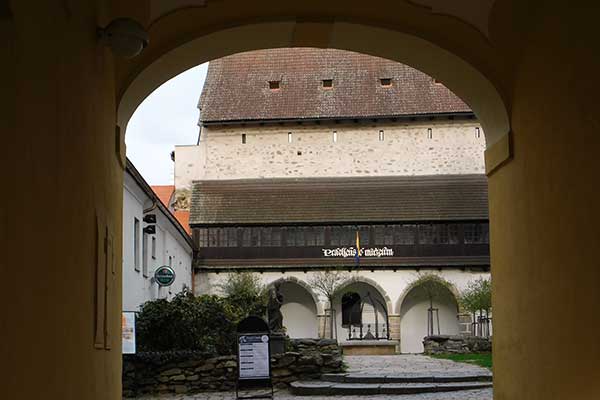 Der Durchgang zum Prachiner Museum