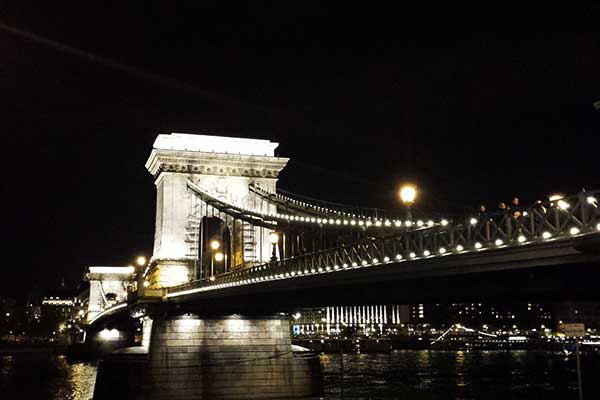 Die Kettenbrücke im abendlichen Glanz