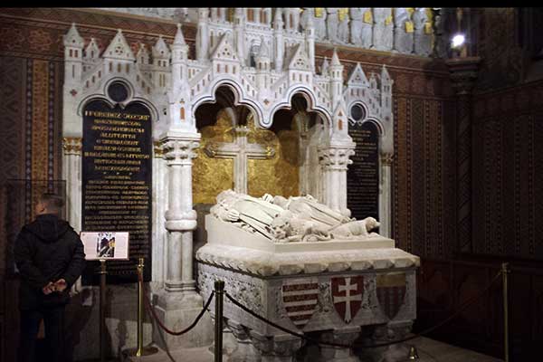 DAs Grabmal von Bela III. in der Matthiaskirche
