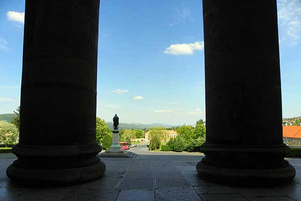 Der Ausblick von den Stufen der Basilika