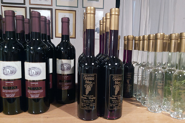 Beim Petelin Rogelja werden auch verschiedene Liköre und Weinbrand hergestellt