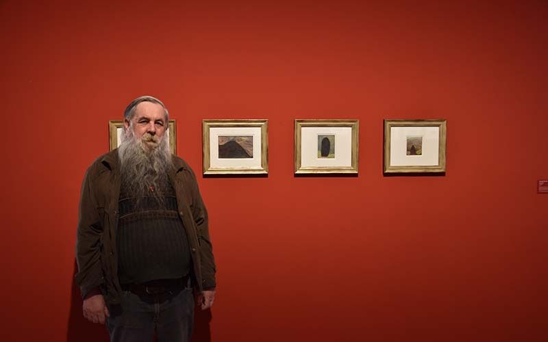 Leopold Strobl in der Ausstellung vor seinen Bildern