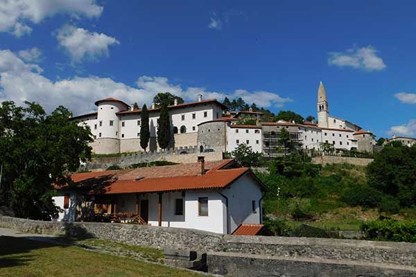 Blick auf das Schloss und die Kirche