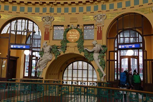 Der wunderschöne alte Bahnhof in Prag beim Café Fanta