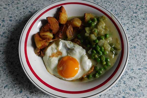 Kochsalat mit Erbsen, Bratkartoffel und Spiegelei