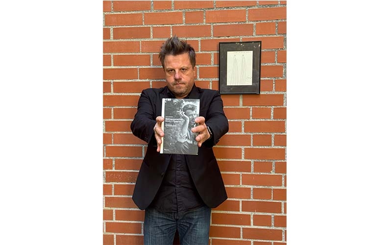 Der Autor Uwe Schütte mit seinem Buch "Sternenmenschen"