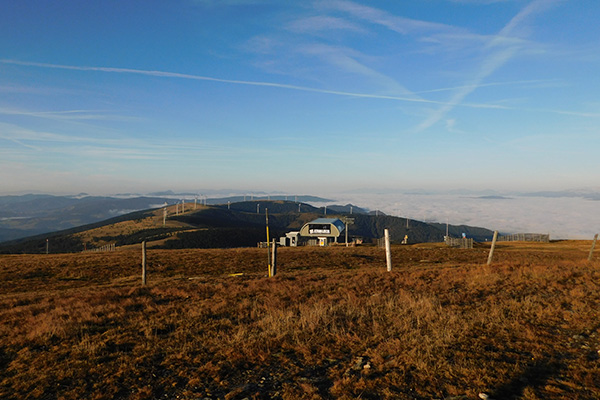 Blick zur Bergstation des Skiliftes