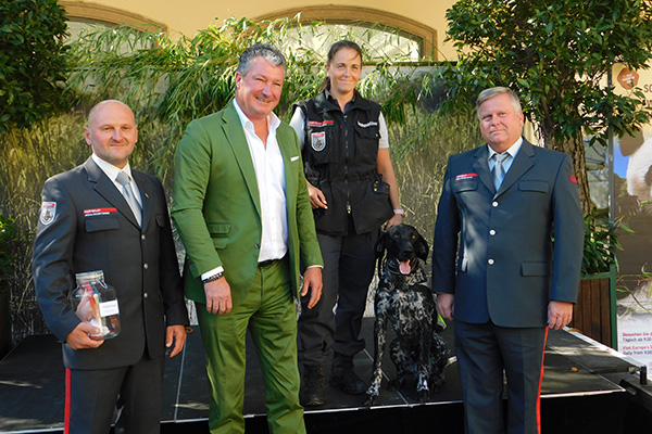 Tiergartendirektor Dr. Hering-Hagenbeck mit Diensthundeführerin Beatrix Reuter und ihren Chefs