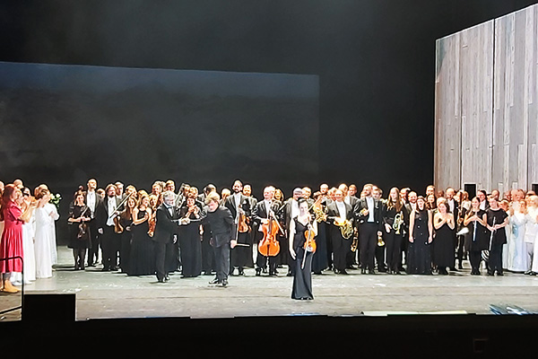 Auch das Orchester wurde auf die Bühne geholt