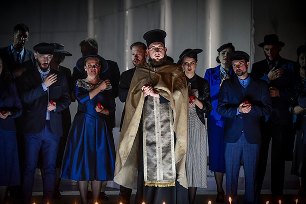 Der Priester Grigoris mit den Dorfbewohnern (Foto © Národní divadlo Brno)