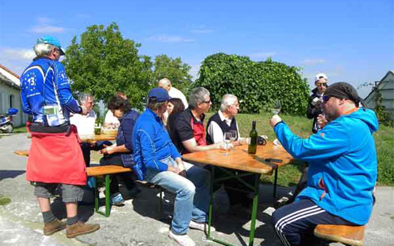 Bei einem Gläschen die Gegend genießen