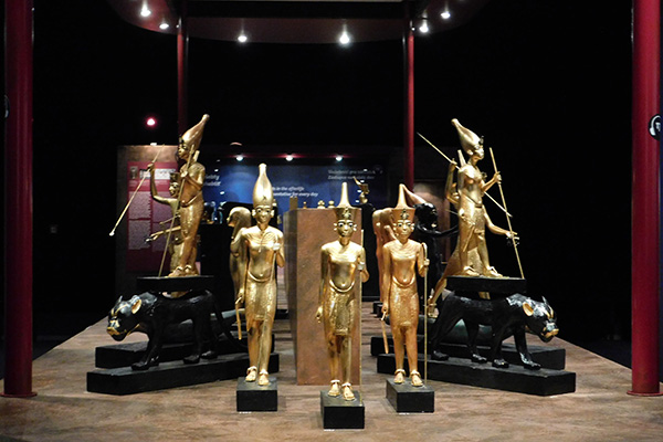 Goldene Figuren, wohin man schaut