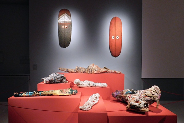 Die Textilskulpturen von Judith Scott und die Schilde aus dem Hochland von Neuguinea
