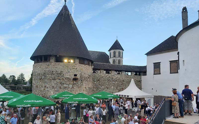 Schmankerl genießen im Burghof von Schloss Kobersdorf