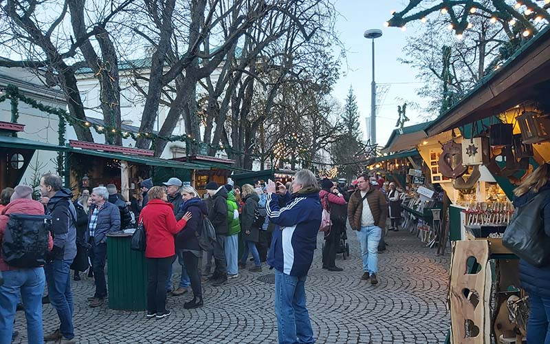 Der kleine Christkindlmarkt am Mirabellplatz