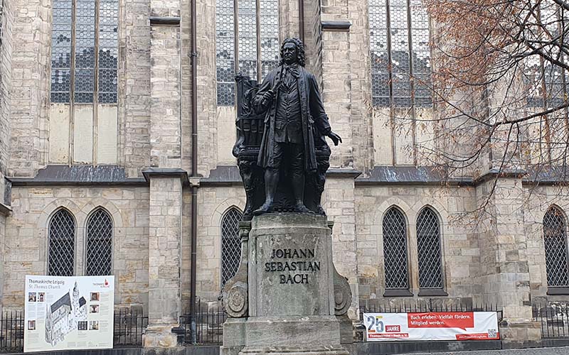 Der Meister blickt auf sein Museum