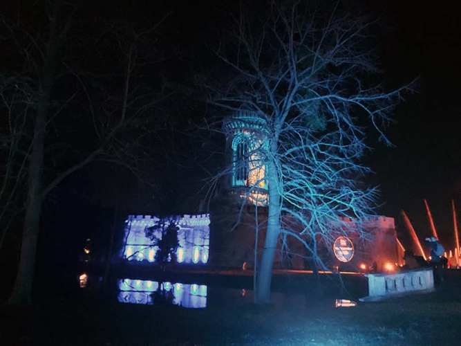 Ein bisschen kitschig beleuchtet erwartet uns das Schloss