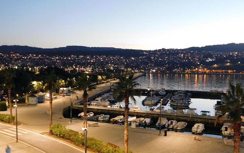 Blick auf die abendliche Stimmung von der Terrasse des Hotels Grand Koper