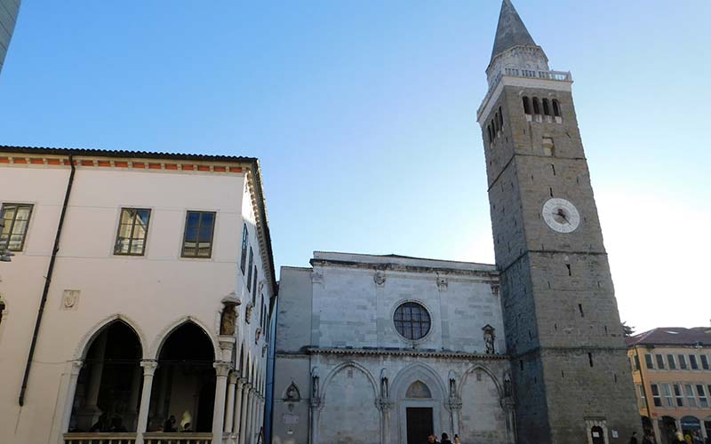 Der Glockenturm und die Basilika