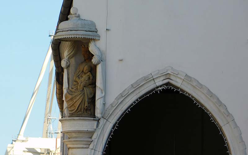Die Madonna an der Ecke der Loggia